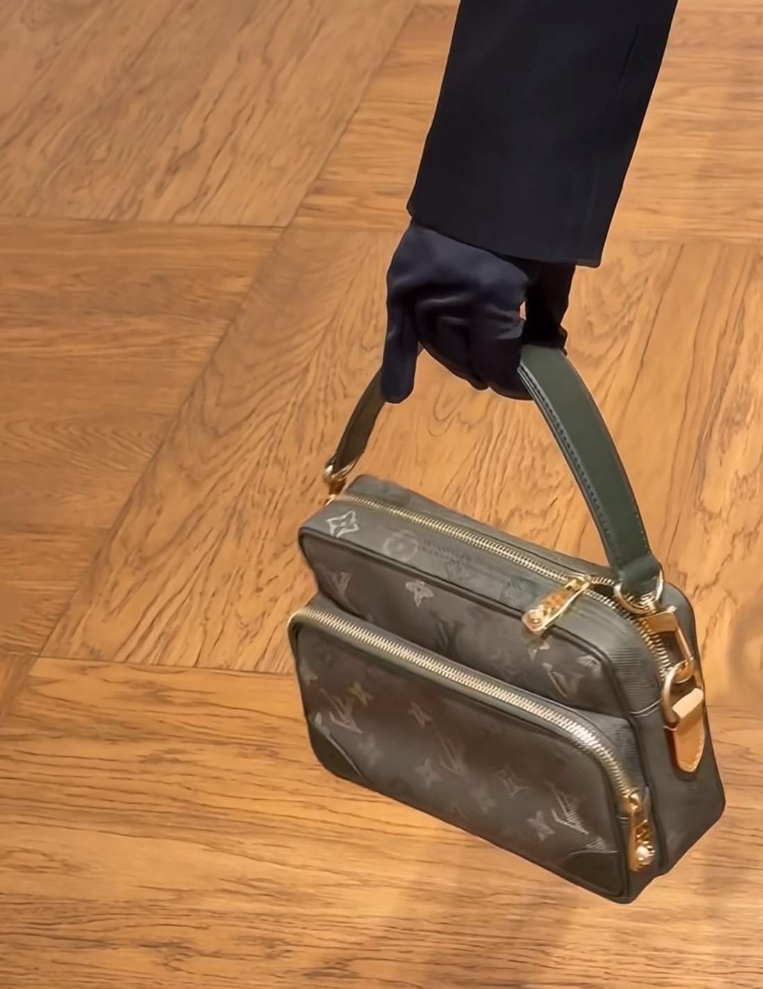 2026124173319120 270